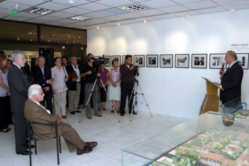 Momento en que el director del Museo, Dr. Benitez Riera daba apertura al acto