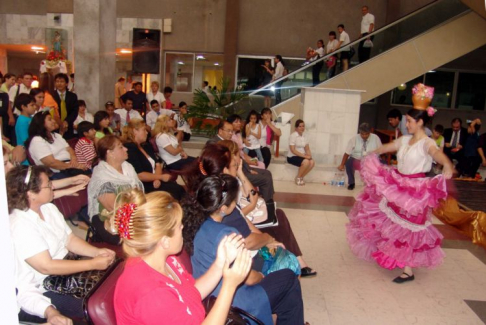 La bailarina Carolina Báez de la Dirección de Comunicación durante el festival de fin de año