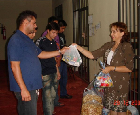 La Presidenta del Tribunal de Apelación de la Niñez y Adolescencia, Dra. María Francisca Prette Villanueva entregando donaciones al funcionario de SENAI, Fabio Trinidad Benítez