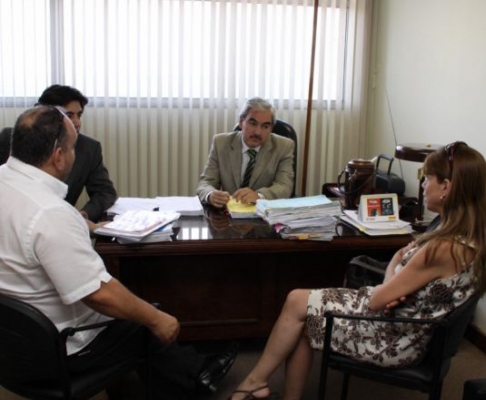 El senador Alberto Grillón, la diputada Desirée Massi y el abogado Ricardo Lugo conversando con el secretario de la Sala Constitucional, Fabián Escobar   