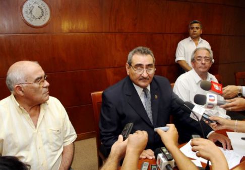 El presidente de la Corte Suprema de Justicia, doctor Antonio Fretes en conferencia de prensa