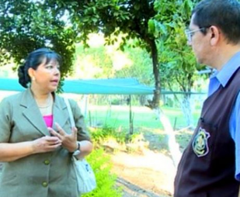 La jueza Lourdes Scura durante su recorrido en la granja