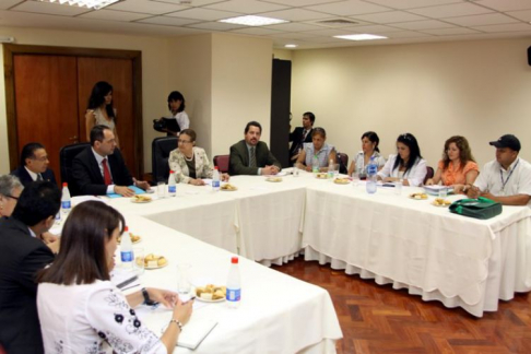 Los acusados y sus respectivos abogados antes del inicio de la audiencia.
