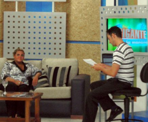 La abogada Mónica Paredes, titular de la Dirección de Asuntos Internacionales de la Corte durante la entrevista en la programa conducido por el periodista Ernesto Almada.