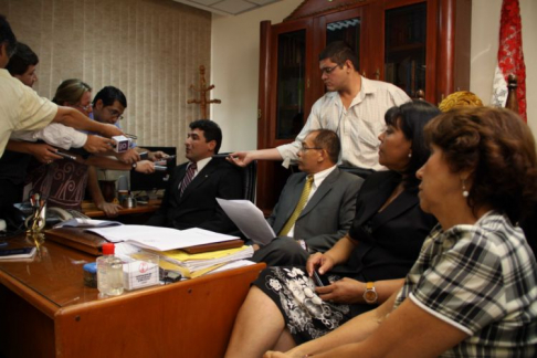 Jueces de Ejecución informando a la prensa lo resuelto en la reunión.