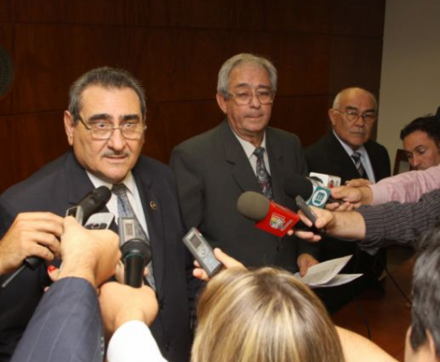 El doctor Antonio Fretes en conferencia de prensa en el ultimo dia de su gobierno