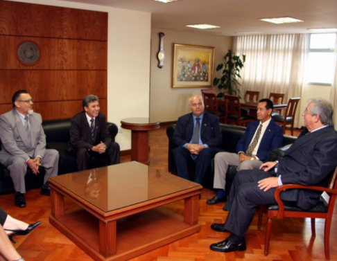 El presidente de la Corte Suprema de Justicia, doctor Raúl Torres Kirmser durante la reunión con representantes de la Asociación de Magistrados Judiciales del Paraguay.