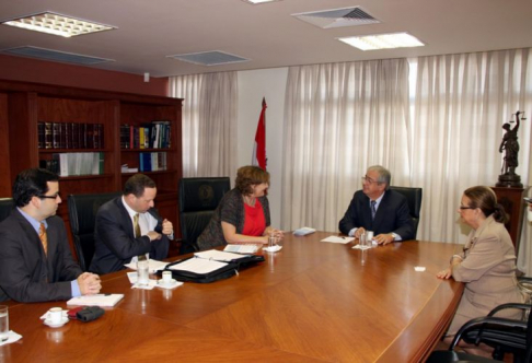 Instante de la reunión entre el presidente de la Corte y representantes de USAID