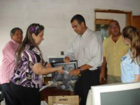 Durante la entega de equipos informaticos donados por la Oficina de Facilitadores Judiciales