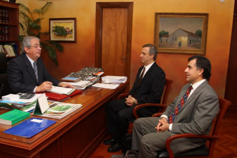 El presidente de la Corte Suprema de Justicia, doctor Raúl Torres Kirmser junto a los emisarios de las Naciones Unidos