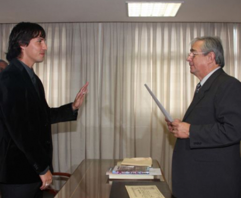 El jugador Jonathan Fabbro prestando juramento ante el titular de la máxima instancia judicial, doctor Raúl Torres Kirmser