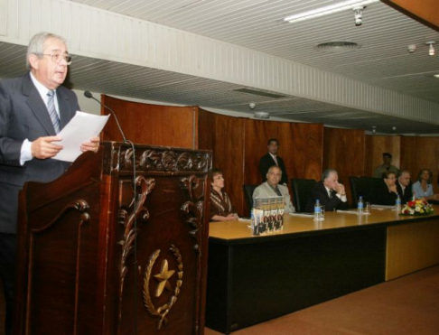 El presidente de la Corte Suprema de Justicia, doctor Raúl Torres Kirmser dirigiéndose a los presentes durante la presentación del Catálogo.
