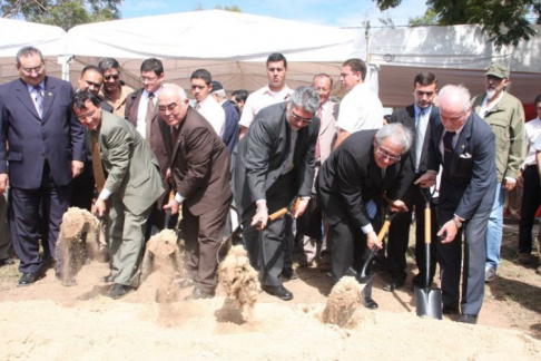 Las autoridades, en forma simbólica, realizaron la palada inicial de la obra en el segundo departamento.