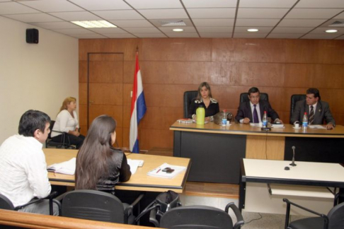 Luis Maria Domingo Sánchez escuchando las explicaciones del Tribunal de Sentencia