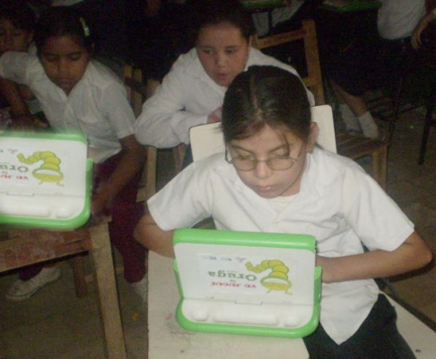 Niños de la escuela Gudelia Cabrera interactuando con 