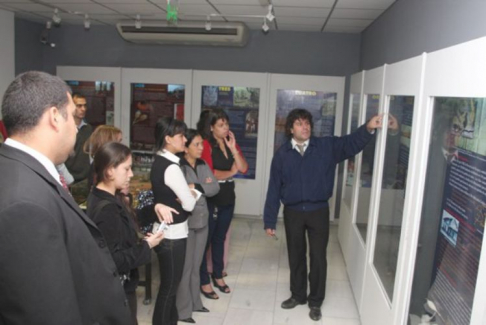 Alumnos de Derecho UNA escuchan atentamente las explicaciones realizadas por Victorino Sarubbi, funcionario del Museo de Justicia del Poder Judicial