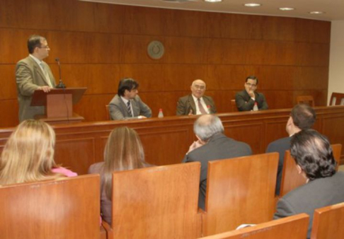 El misnistro de la Corte Suprema de Justicia, Sindulfo Blanco junto a los consultores de la USAID durante la reunión que mantuvieron