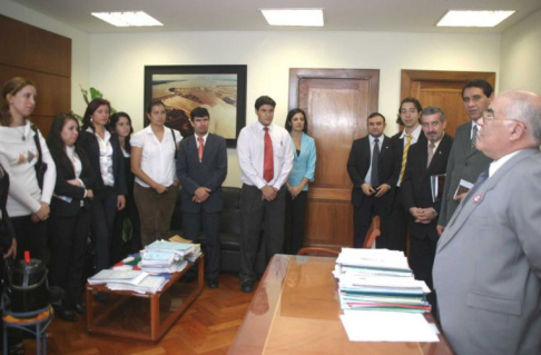 Universitarios de derecho dialogando con el ministro Sindulfo Blanco