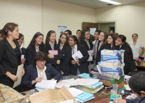Alumnos de bachillerato en contabilidad del colegio San Juan Bautista de Lambaré en una de las dependencias de la Dirección de Registros Públicos