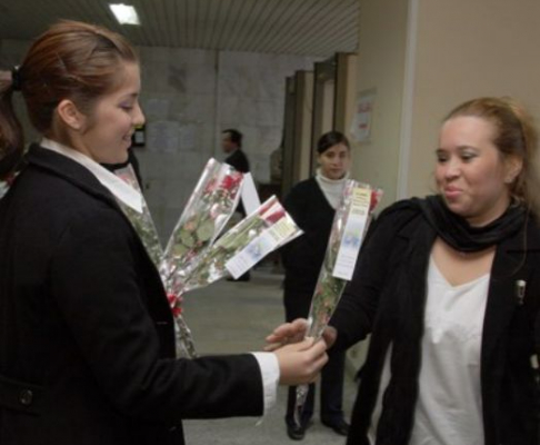 Flores y tarjetas fueron entregadas como obsequios simbólicos a las madres funcionarias en su día.