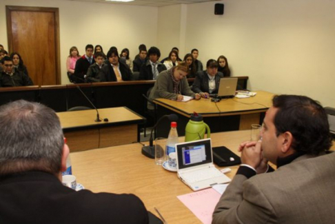 Parte de la comitiva de universitarios participando de un juicio oral y público presidido por el magistrado Andrés Cassati