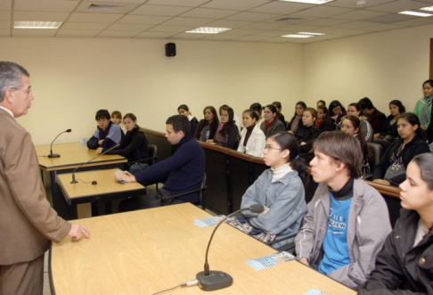 El defensor publico abogado Carlos Flores conversando con los jovenes estudiantes de derecho