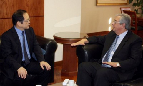 El embajador de Japón, Kazuo Watanabe durante su visita al Dr. Torres Kirmser 