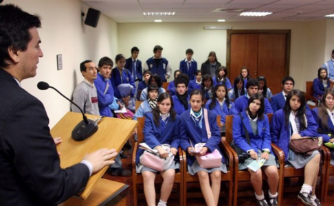 Alumnos del Colegio San Miguel Garicoits escuchando atentamente al magistrado Gustavo Santander durante la visita que realizaron hoy a la sede del Poder Judicial 