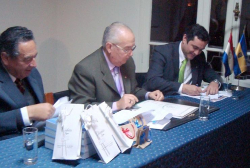 El ministro Óscar Bajac durante la firma del convenio cooperación con la Universidad de Concepción de Chile (UdeC).