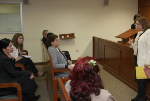 La doctora Noyme Yore, Directora General de la Defensoría Pública escuchando atentamente a la ministra Alicia Pucheta de Correa 