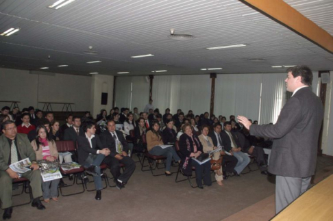 Los 110 estudiantes de derecho de la Universidad Católica de Villarica escuchan atentamente al defensor Camilo Torres durante la charla ofrecida por el mismo en el salón auditorio del Palacio de Justicia