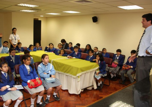 Estudiantes del cuarto grado del Colegio San Miguel Garicoits de la ciudad de Mariano Roque Alonso visitaron esta mañana el Palacio de Justicia de Asunción. En la imagen durante la exposición realizada para los mismos por el defensor público Camilo Torres