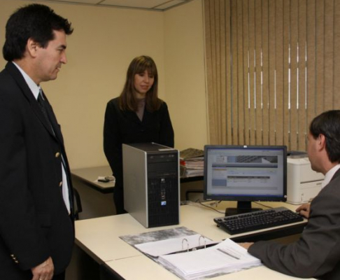 El magistrado Carlos Ortiz Barrios durante el sorteo de designación de Tribunales de Sentencia realizado en la fecha.