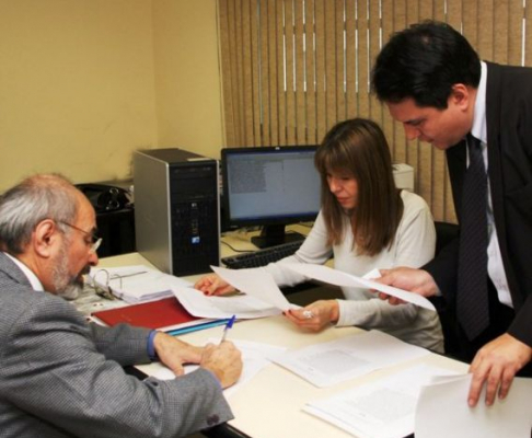 El magistrado Carlos Ortiz Barrios estuvo presente en el sorteo de las causas. como representante de los Tribunales de Sentencia.