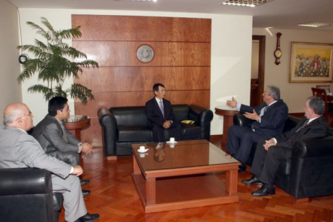 El embajador coreano Joo Teck Kim durante el encuentro con el presidente de la Corte Suprema de Justicia, doctor Raúl Torres Kirmser y otras autoridades judiciales.