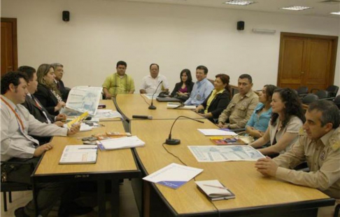 Los facilitadores judiciales durante la reunión con representantes de diversas entidades