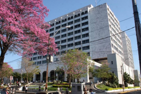 La membresía del Tribunal de Ética y del Consejo Consultivo es incompatible con el ejercicio de cargos o funciones públicas.