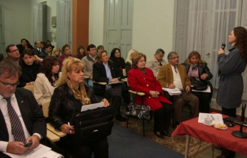La titular de la Dirección General de los Registros Públicos, abogada Lourdes González estuvo al frente de la clase magistral para los escribanos realizada en la víspera.