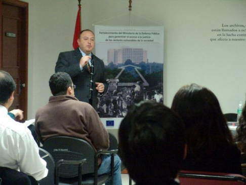 El abogado Rubén Maciel durante su exposición dirigida a los defensores públicos
