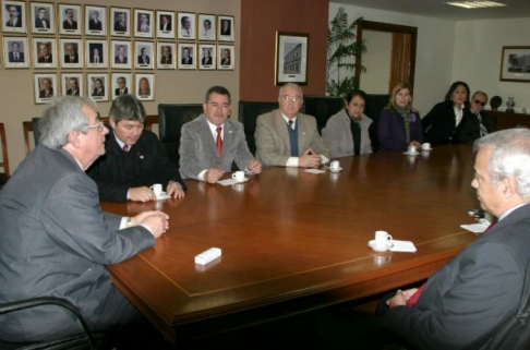 El doctor Caminos mantuvo una reunión protocolar con el presidente de la Corte Suprema de Justicia, doctor José Raúl Torres Kirmser.