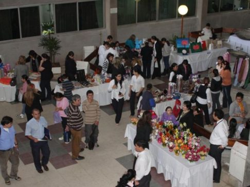 Más de 20 funcionarios exponen productos artesanales elaborados por ellos mismos en la planta baja del Palacio de Justicia de la capital.