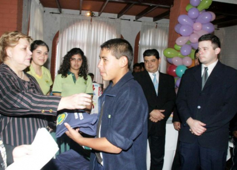 Los niños recibieron además del agasajo, chalecos donados por la Cooperativa Judicial.