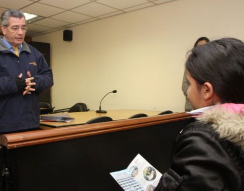 El defensor público Carlos Torres instruyó a los niños en el desarrollo de los juicios orales.