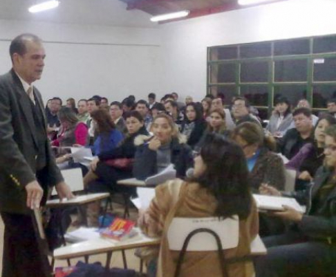 El doctor José Waldir Servín dictando el curso de capacitación.