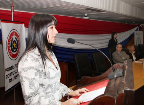 La representante de los actuarios judiciales María Inés Acosta durante el seminario