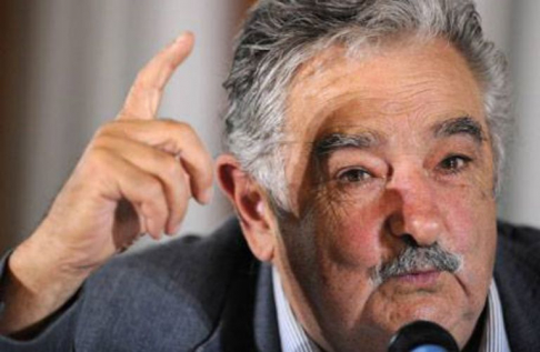 Antes de que la audiencia culmine, el doctor Torres Kirmser entregará un presente al ilustre visitante.