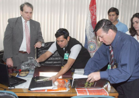 El juez Oscar Delgado y agentes de la Senad procediendo a la apertura de la droga. 