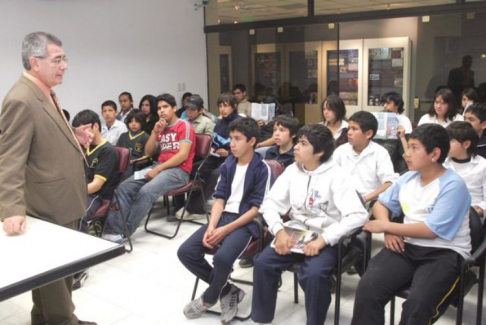 El defensor público Carlos Torres instruyó a los niños en el desarrollo de los juicios orales.