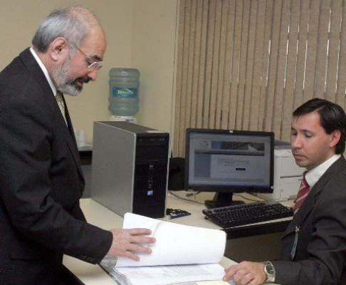 El magistrado Carlos Ortiz Barrios y el doctor Carlos Enciso durante el sorteo realizado esta mañana en la oficina de Coordinación y Seguimiento de Juicios Orales.