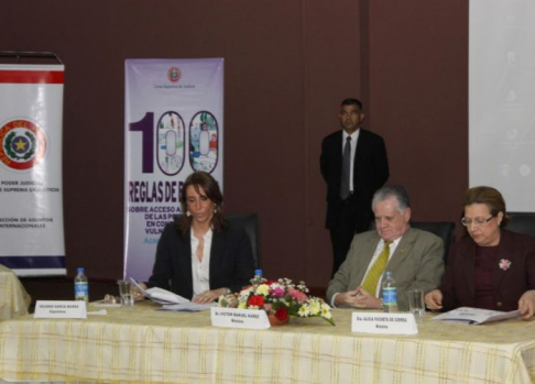 Imágenes de las autoridades judiciales y la expositora durante el seminario sobre 